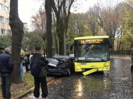 Во Львове авто врезалось в автобус с пассажирами