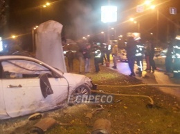 В Киеве авто снесло два дерева и загорелось