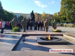 В Николаеве возложили цветы к Вечному огню в честь годовщины освобождения Украины