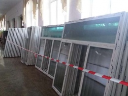 В николаевской школе меняют 345 новых металлопластиковых окон на еще более новые: Голден-Буд срочно осваивает 32 млн. грн
