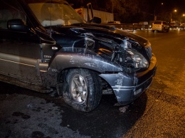 На Теремках неадекватная пара устроила ДТП и пыталась сжечь машину