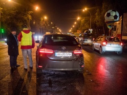 В Киеве женщина на внедорожнике устроила ДТП с участием маршрутки и сбежала, ее пассажир попытался сжечь авто
