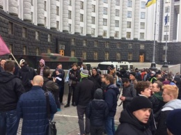Бунт в центре Киева: под окнами у Гройсмана собрались сотни людей, подробности и фото
