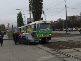 Происшествие возле харьковского гипермаркета: люди пережили неприятные минуты (фото)