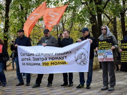 В России на уличных акциях были задержаны десятки активистов