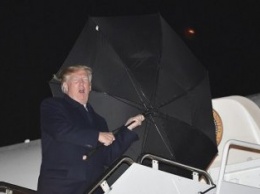 Трамп снова не смог справиться с зонтом