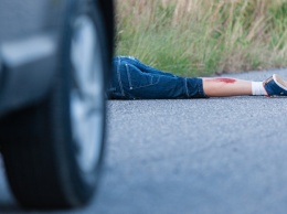 Хотел сбежать без колеса: на Салтовке внедорожник сбил человека на остановке