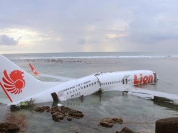 О проблеме на борту упавшего в Индонезии самолета сообщили накануне