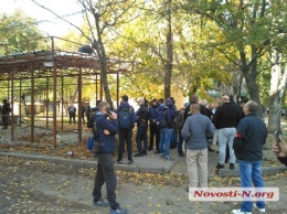 В Николаеве активисты «Нацкорпуса» снесли незаконное сооружение