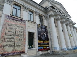 В Днепровском театре драмы и комедии поставили феерический спектакль «Се-ля-ви»