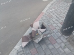 Вандалы раскурочили рекламный щит и урну в центре города (фото)