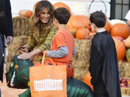 Дональд и Мелания Трамп отпраздновали Хэллоуин в Белом доме и угостили детей сладостями