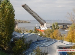 В Николаеве разводили мосты - из акватории завода вышло гидрографическое судно