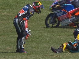 Последний эпизод: Видео инцидента, разрушившего надежду Марко Беццекки на титул в Moto3