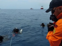 Водолазы возобновили поиски разбившегося самолета в Индонезии