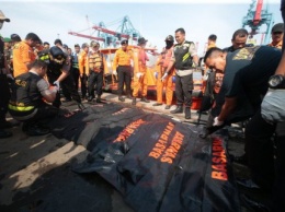 На месте крушение Боинга в Индонезии обнаружили тела 10 погибших