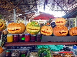 Выбери пострашнее: на одесском рынке продают хэллоуинские тыквы
