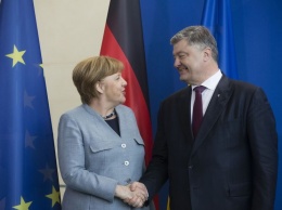 Порошенко обсудит Меркель ситуацию на Донбассе и в Азовском море