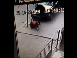 В Черновцах полицейский избил мужчину