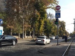 В Одессе восстановили светофор на Французском бульваре и нанесли зебру на Конной