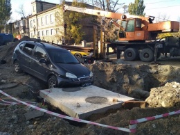 ДТП на Шевченковском: автомобиль вылетел с проезжей части и чутть не провалился под землю