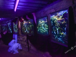 Под Одессой открылась первая светящаяся выставка в катакомбах (фоторепортаж)