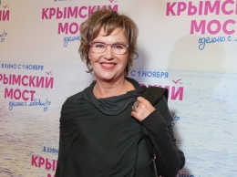 Ирина Розанова, Михаил Галустян и Татьяна Навка на Крымском мосту