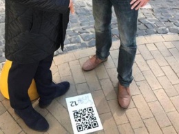 На Андреевском спуске вмонтировали специальную брусчатку с QR-кодами для туристов (фото)