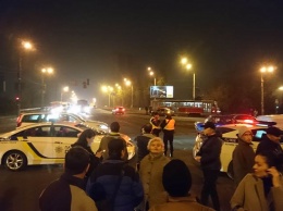 В Киеве жильцы многоэтажек Мега Сити перекрыли Харьковское шоссе