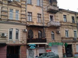 Фасады одесских зданий продолжают обрушаться - сегодня на Канатной