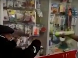 Сотрудница алтайской аптеки распылила освежитель воздуха в лицо пенсионеру