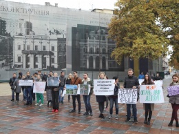 Под мэрией вяло митингуют против застройки "Красных Зорь" и Гагаринского плато
