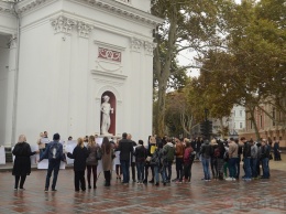 «Не травите детей»: одесситы протестуют против огромных кондиционеров в Аркадии