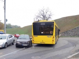 Таксист на евробляхе протаранил автобус (фото)