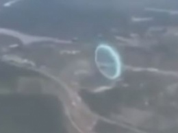 Пассажир самолета заснял инопланетный портал в небе (видео)