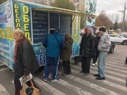 В Мелитополе в центре города организовали столовую под открытым небом (фото)