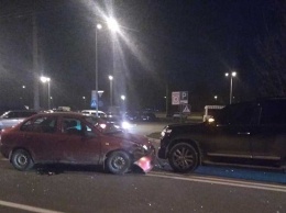 Lexus попал в тройное ДТП в Харькове (фото)