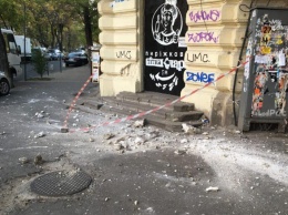 Угол Александровского проспекта и Жуковского: обвал фасада здания