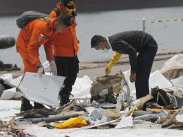 Крушение Boeing 737: спасатели подняли на поверхность черный ящик