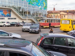 В Днепре напротив ТЦ «Приозерный» столкнулись Chevrolet и Renault: движение трамваев парализовано