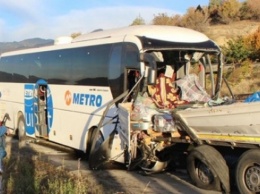 Автобус с военными врезался в грузовик в Турции: есть погибшие