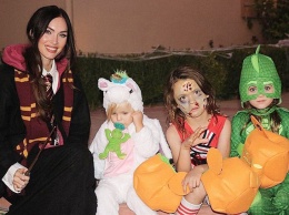 Меган Фокс отпраздновала Хеллоуин и поделилась редкими фотографиями детей