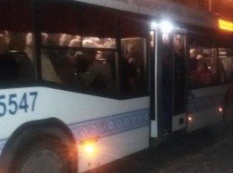 Набились как селедки: Запорожском автобусе не закрывались двери (ФОТО)