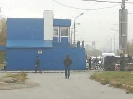 На выезде из Киева спорткар влетел в дорожную станцию полиции
