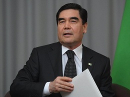 Президент Туркменистана под аплодисменты министров поднял золотую штангу. Видео