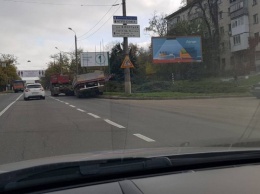 В Николаеве возле Варваровского моста у тягача оторвался полуприцеп