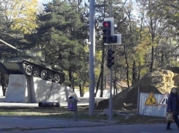 Вандалы осквернили памятник-танк в Днепре