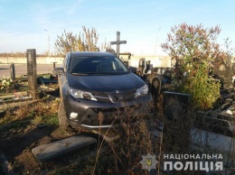 В Харькове водитель внедорожника разрушил 10 надгробий. СМИ пишут, что за рулем был священник