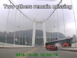 В Китае автобус рухнул с моста из-за драки водителя и пассажирки