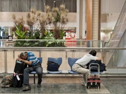 Ад в аэропортах: украинцев заставили ждать несколько суток, рейсы экстренно отменяют